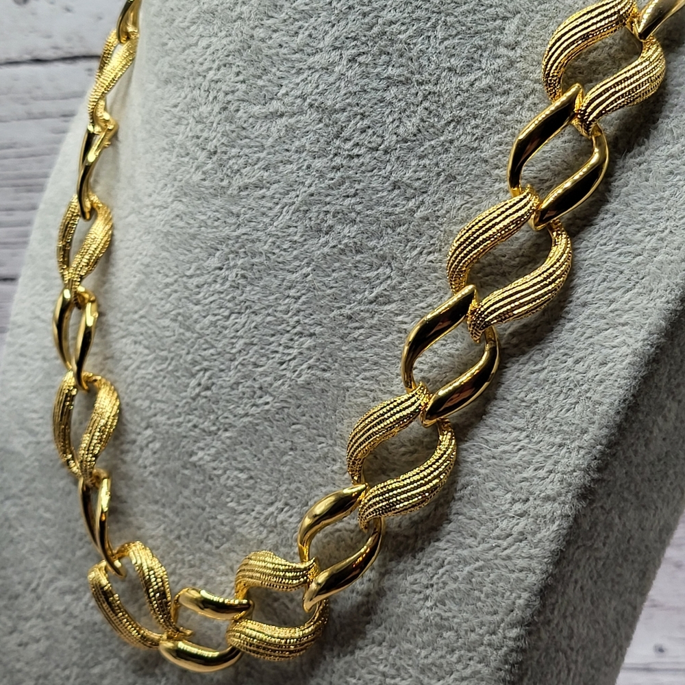 Vintage Gold Tone Link Necklace & Earrings Set Textured Chain Design - Picture 5 of 11